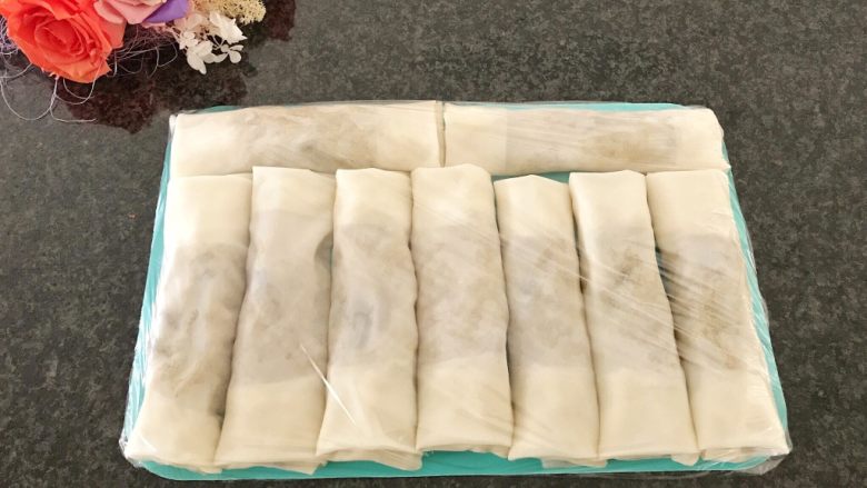 早餐+咸味春卷,这是包完的春卷,一次性可以多包点,吃不完可以放在冰箱冷冻,等要吃的时候拿出来,解冻后,再炸来吃,直接冰箱冷冻拿出来下油锅会炸油锅的,小心微妙哈。