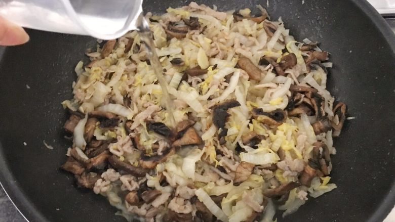 早餐+咸味春卷,加入清水(150ml左右的水,看菜出水而定),
