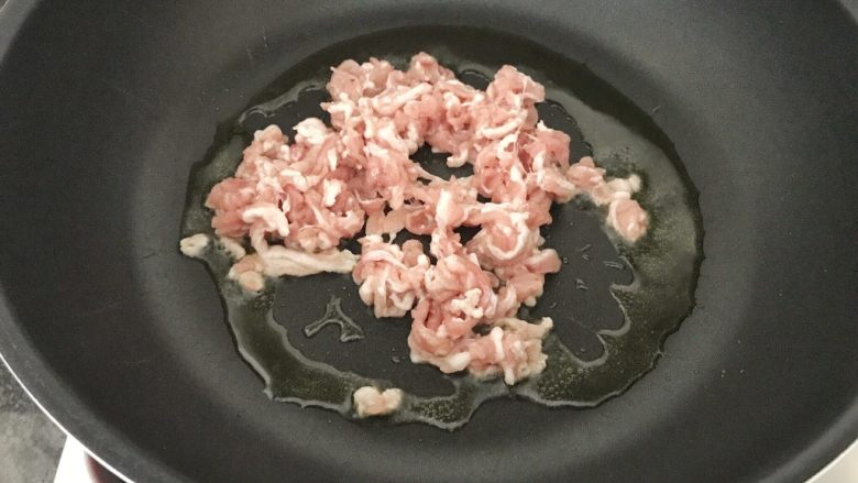 早餐+咸味春卷,当油温在5成热时,把肉丝加进来,