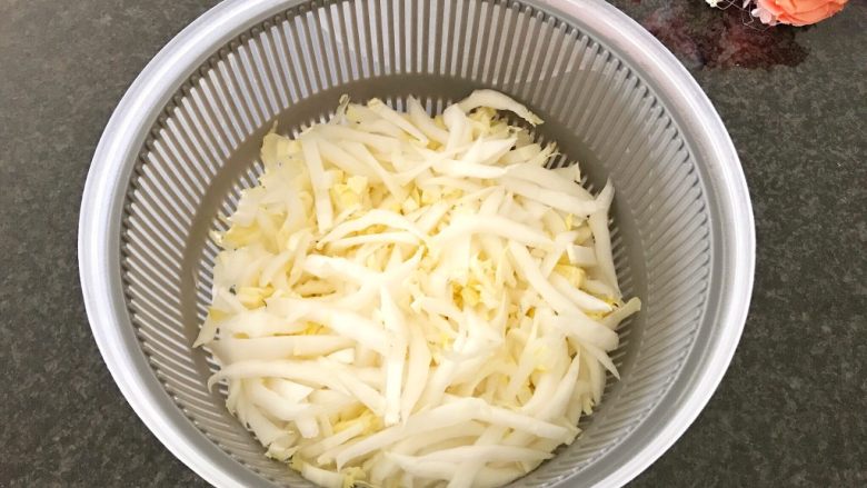 早餐+咸味春卷,用清水冲洗之后,沥干备用,