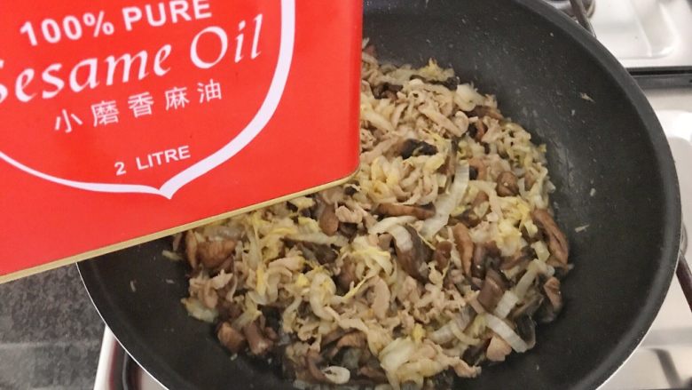 早餐+咸味春卷,香油少许,拌匀后,