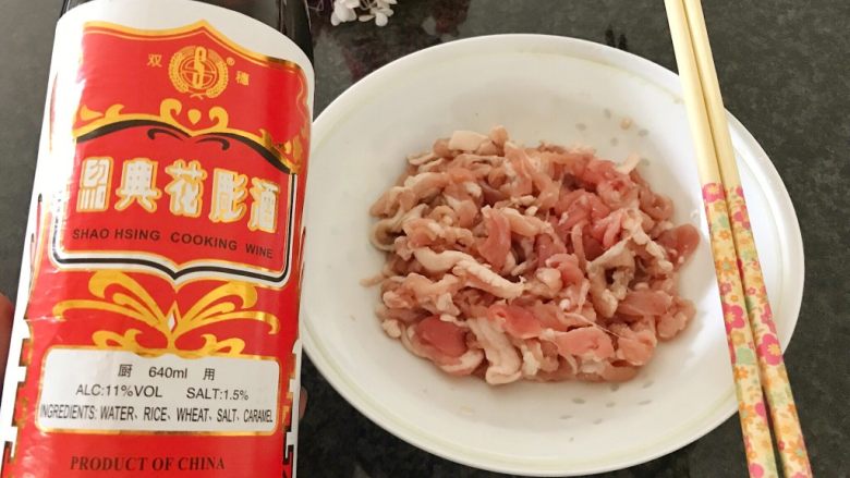 早餐+咸味春卷,腌制五花肉:加入少许料酒,