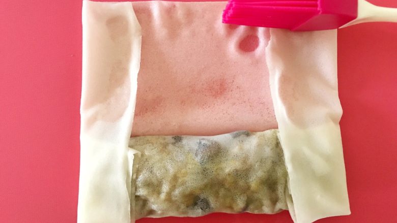 早餐+咸味春卷,用刷子蘸水,在末端沾湿,