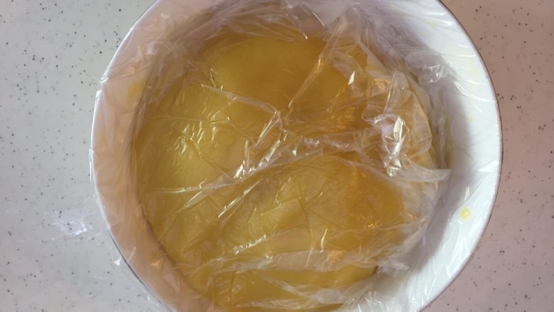 自制奶黄馅广式小月饼,盖保鲜膜放凉,最好放冰箱里冷藏一小时以上再使用,冷藏后的奶黄馅更好包哦
