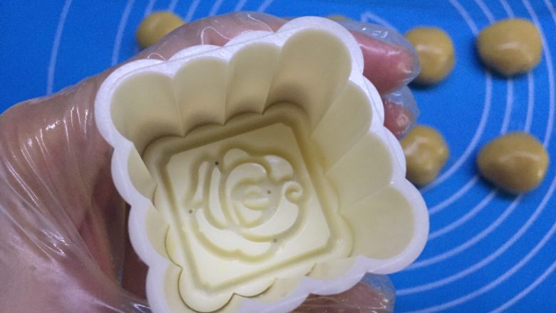 自制奶黄馅广式小月饼,用50g模具,模具里面扑一点淀粉