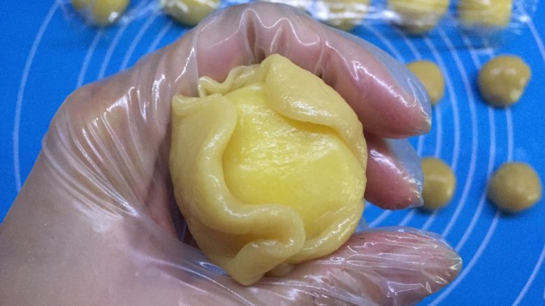 自制奶黄馅广式小月饼,因为面皮比例较大,所以收口很容易,慢慢往上挤压即可
