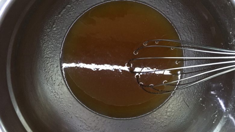 自制奶黄馅广式小月饼,乳化完全后,会比较浑浊,颜色变深