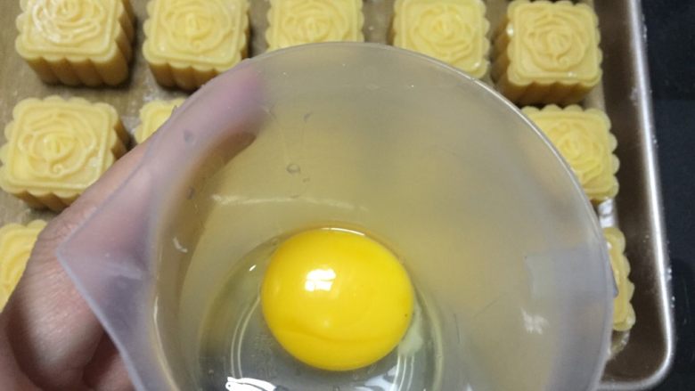 自制奶黄馅广式小月饼,全部压好,烤箱也预热好了,准备一个蛋黄,留少许蛋清