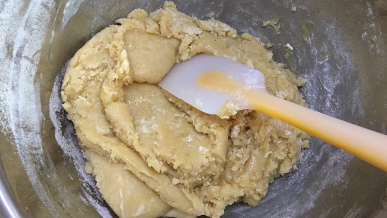 自制奶黄馅广式小月饼,一边翻,一边轻轻压,这个时候可以带一次性手套来抓,直至无干粉状态