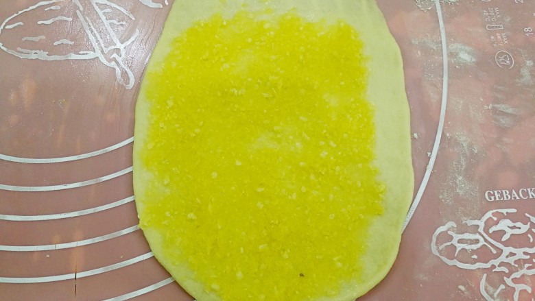 椰蓉麻花面包,涂抹上适量椰蓉酱,最上端和右边留出空位,不要涂满。