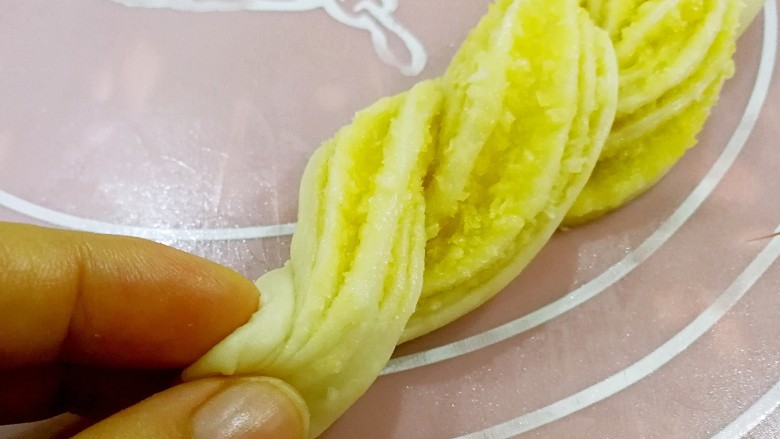 椰蓉麻花面包,最后把底部捏在一起。