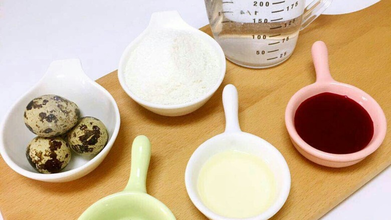 果味米糊#煎蛋

这样的搭配是不是颜值爆表啊！,
食材：婴儿有机米粉25g、<a style='color:red;display:inline-block;' href='/shicai/ 116765'>红心火龙果汁</a>、温开水（60度左右）200ml、<a style='color:red;display:inline-block;' href='/shicai/ 12'>鹌鹑蛋</a>、黑芝麻牛油果油、海虾黑芝麻粉