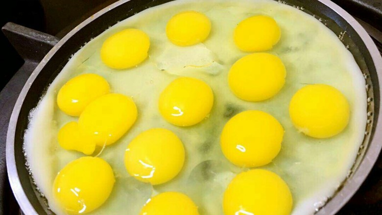 果味米糊#煎蛋

这样的搭配是不是颜值爆表啊！,平底煎锅淋入黑芝麻牛油果油、油烧至温热摊入鹌鹑蛋煎熟即可、出锅撒一些海峡黑芝麻粉提味