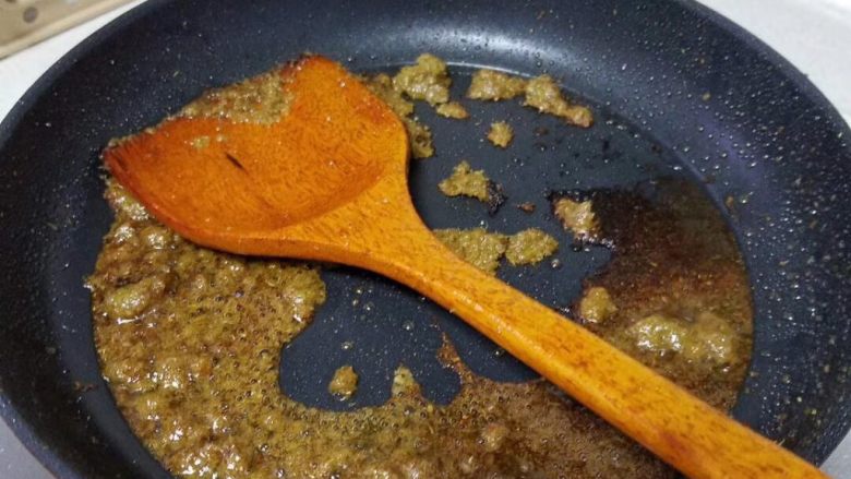 泰式绿咖喱鸡,放入食用油,加热后放入绿咖喱酱
