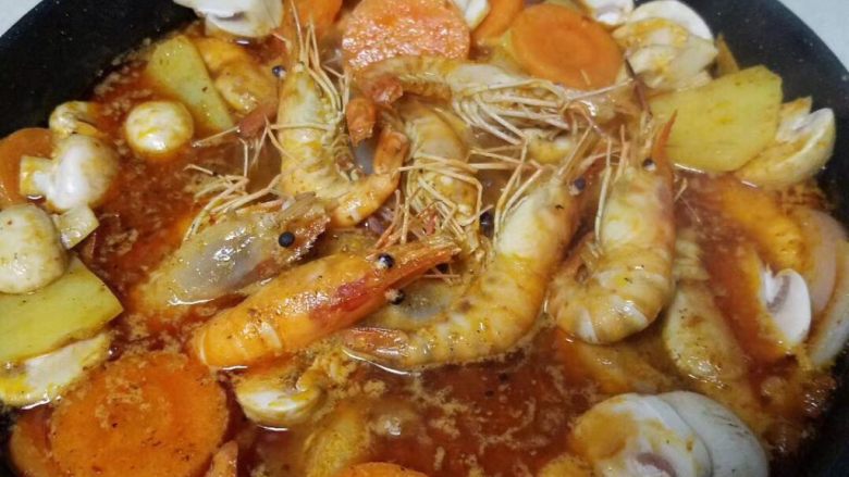 泰式红咖喱虾,放入素菜,再放入虾