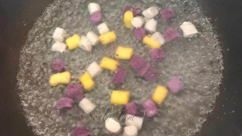 三色芋圆,水开后,放入三色芋圆。