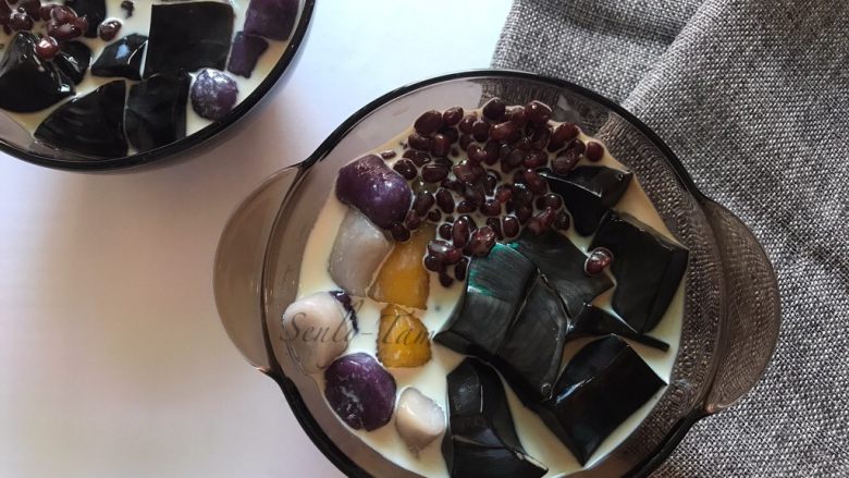 三色芋圆,龟苓膏做法:
50克龟苓膏粉加入300克凉开水,搅拌均匀后,再倒入1000克的开水,搅拌均匀后倒入锅中煮开,边煮边搅拌。