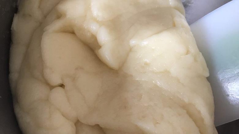 经典榴莲泡芙,直至拌成无干粉,细腻光滑的面团。即可离火。
