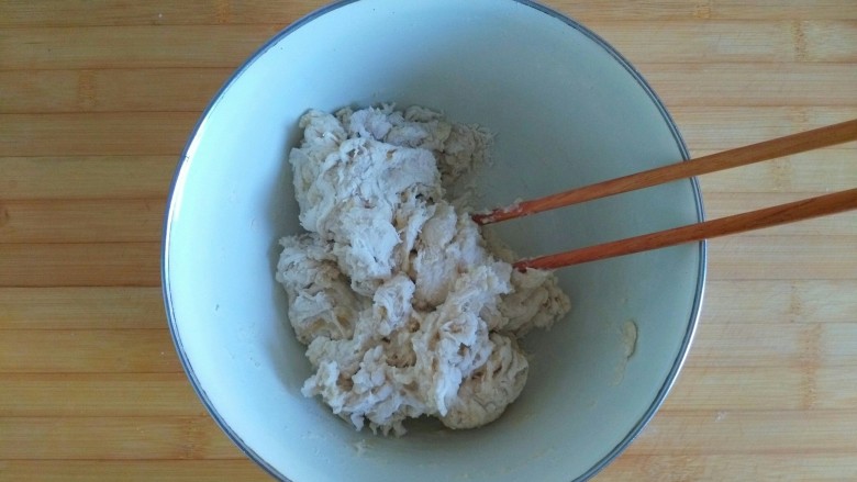 早餐+醇香花生碎土司,加入全部的<a style='color:red;display:inline-block;' href='/shicai/ 156925'>水</a>,用筷子搅成絮状