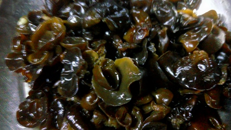 中秋家宴菜 全家福,黑木耳。洗干净,尒下水待用。和胡萝卜一样,黑木耳有丰富的氨基酸,又耐煮。宜荤宜素又能丰富食材搭配。做为辅菜食材一直就是厨师的最爱。