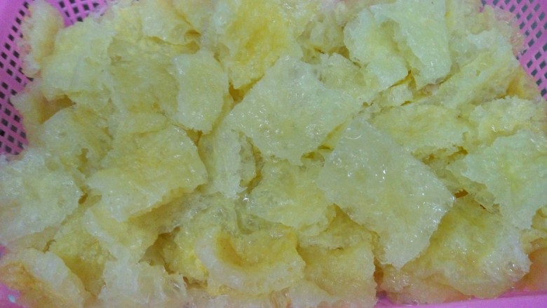 中秋家宴菜 全家福,肉皮。这个就建议买那种已油炸发好的。毕竟发干肉皮可是个技术活。买回来后用剪刀或刀剪切成片。烧开水在锅里多煮一下,煮到完全松软呈一点白色。煮时可放些白酒和姜葱。以利去除肉皮的油渍异味。煮好后再用清水多漂洗一下,就成这诱人的模样了。