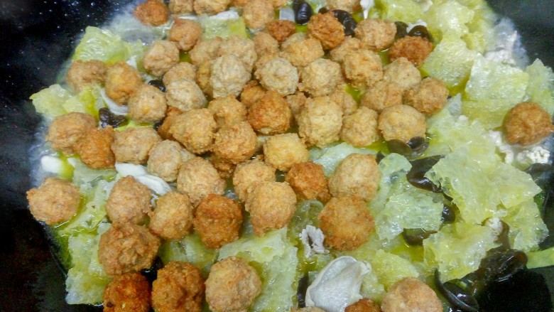 中秋家宴菜 全家福,继续按食材的耐煮程度和入味所需时间深浅,依次下肉丸子,鲜鱿鱼等,最后再加高汤调好味,炖煮或烩入味即成。根据口味喜好,还可放入鹌鹑蛋,各种菌茹类以丰富内容。