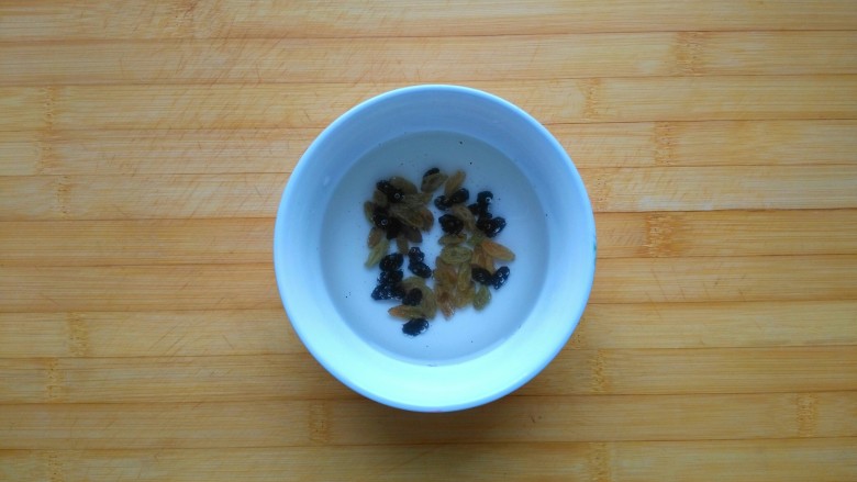 朵妈的茶点日记——爱上奇异果思慕雪,混合果干用温水浸泡洗净
不洗不知道,一洗吓一跳,真的不太干净