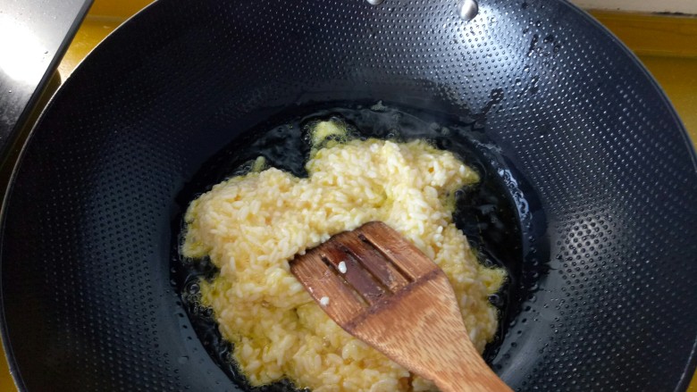 炒饭秀+西红柿鸡蛋炒饭,油温到7分时,加入浸好蛋液的剩饭。不断翻炒。