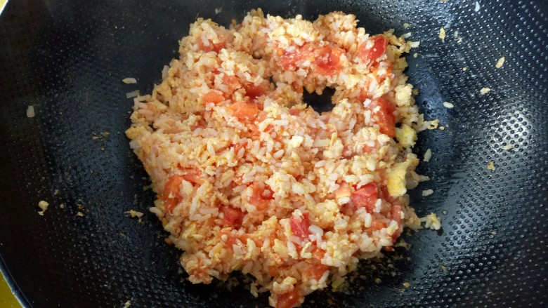 炒饭秀+西红柿鸡蛋炒饭,炒好的饭,加适量的盐。