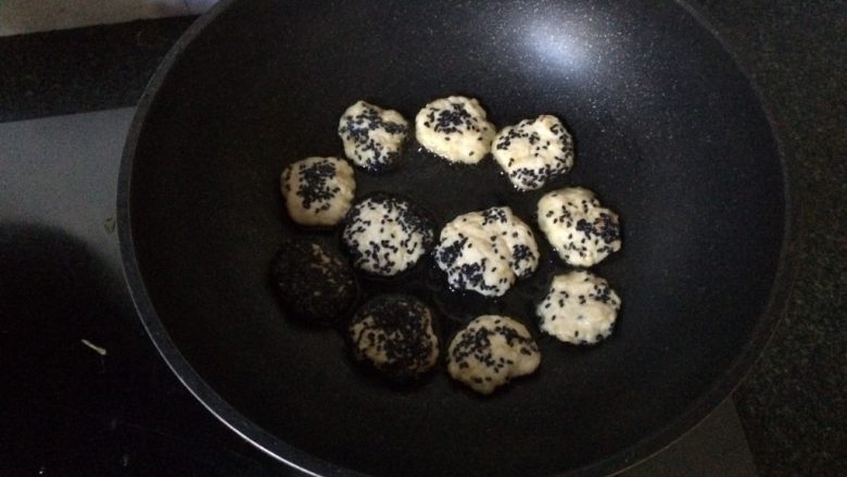 芝麻红薯小饼,放入小饼,全程小火慢煎,盖上锅盖焖熟后,两面金黄即可