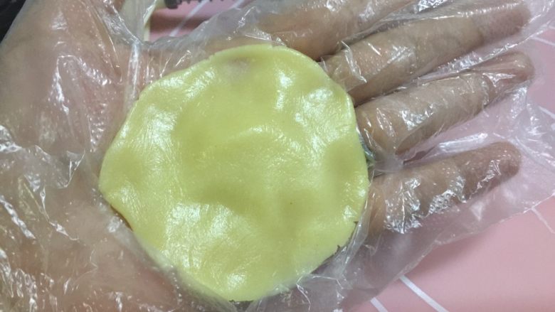 #甜食#椰香蔓越莓月饼,然后压扁,捏成中间厚边缘薄的面皮