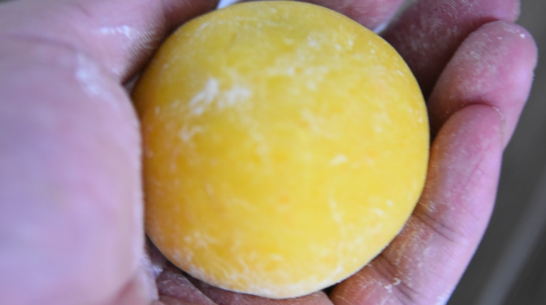 这款月饼,无需烤箱,在家就能轻松完成,配方在这里,沾少许面粉,均匀揉搓