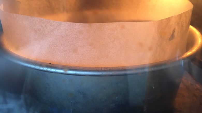 红茶海绵蛋糕,烤箱180度预热,烤约40分钟,出炉脱模冷却即可