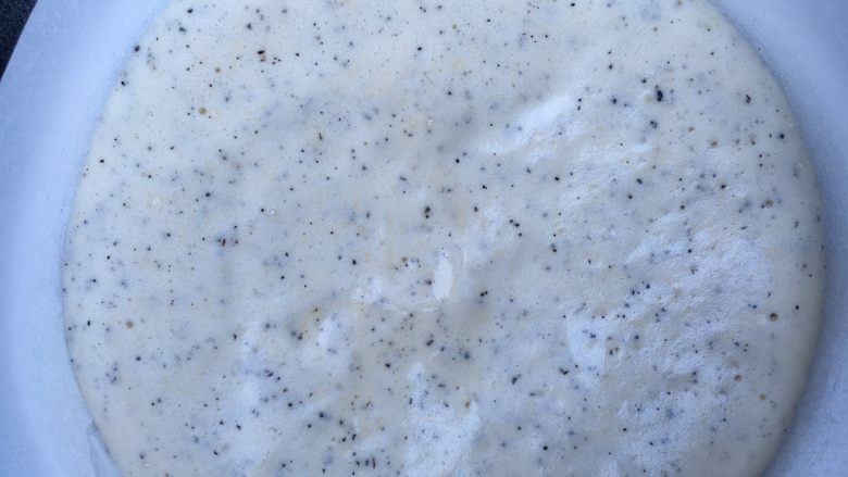 红茶海绵蛋糕,倒入面糊,震出气泡