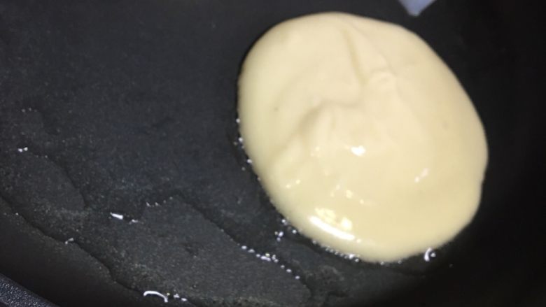 原味香蕉松饼,倒入面糊,大小适中。