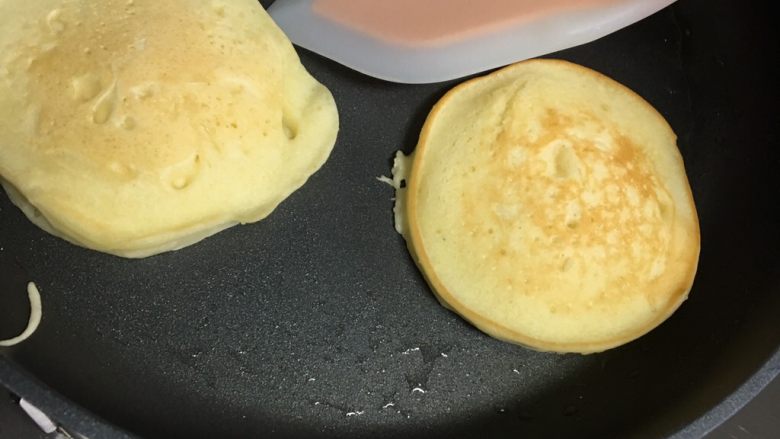 原味香蕉松饼,煎至两面上色即可。这次黄油用完了，加的是椰子油🌴