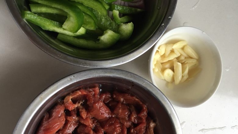 青椒炒牛肉,先准备好食材，把切好的<a style='color:red;display:inline-block;' href='/shicai/ 216'>牛肉</a>放料酒，生抽、老抽、黑胡椒和蛋清腌制一会。