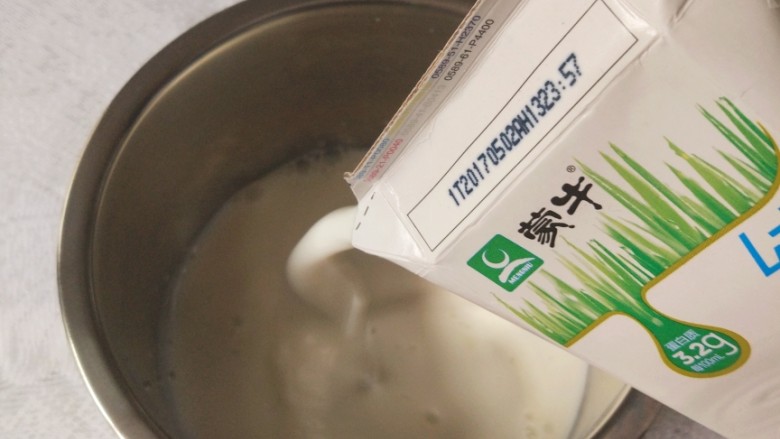 #酸味#+酸奶,倒入纯牛奶,内胆设计刚好装一升纯牛奶