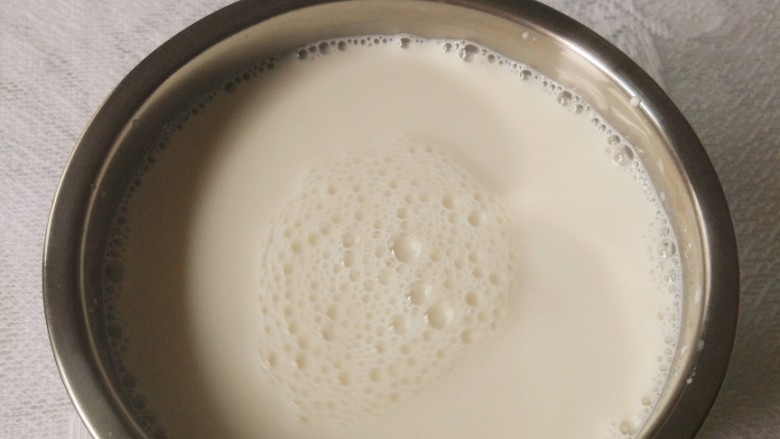 #酸味#+酸奶,用勺子搅拌,让菌粉均匀分布在纯牛奶中
