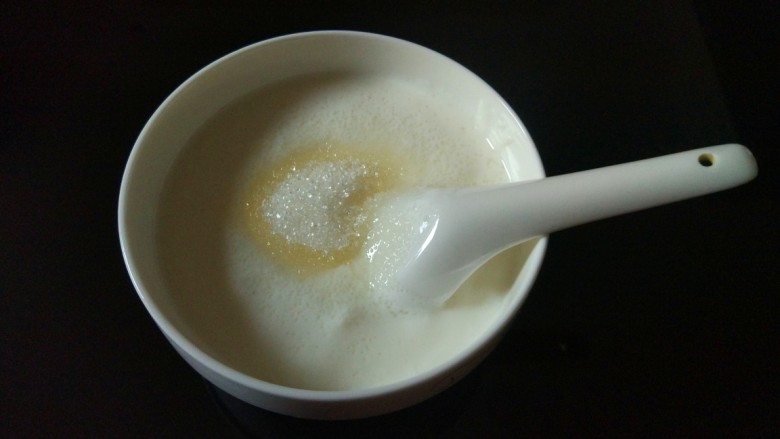 #酸味#+酸奶,吃的时候加白糖或者蜂蜜,搅拌均匀就可以了,奶香浓郁,酸酸甜甜,好吃极了。