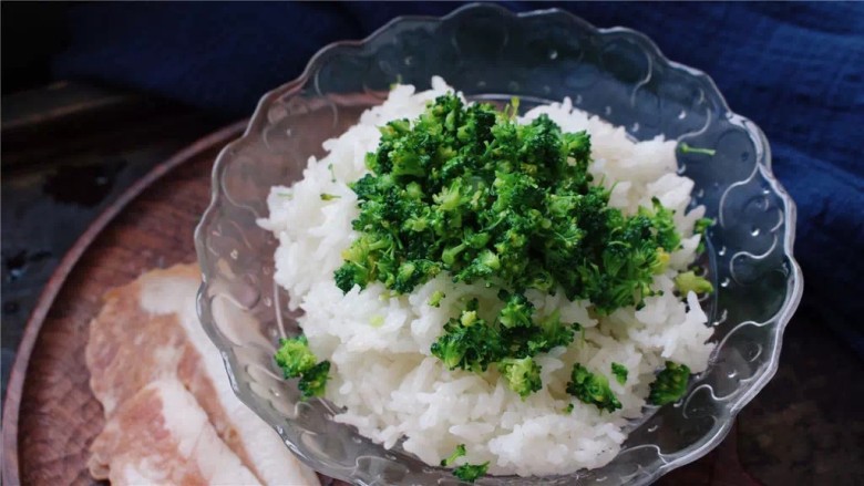 早餐之西兰花饭团,切碎的西兰花菜叶放入米饭