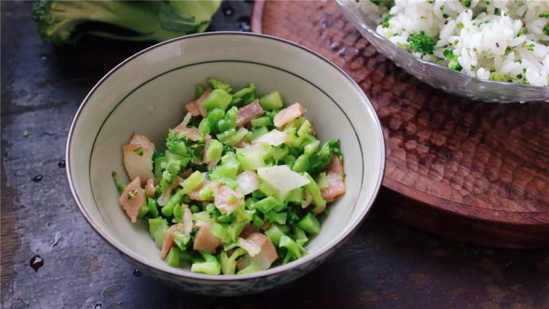 早餐之西兰花饭团,炒熟，盛入碗中备用