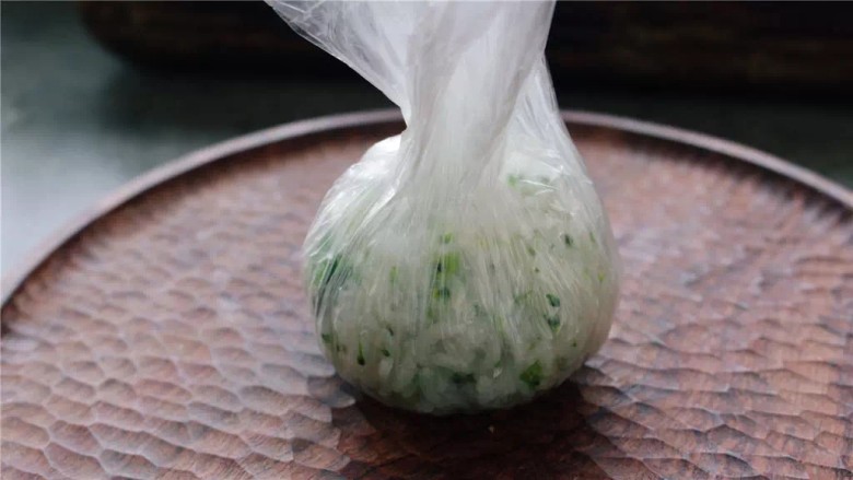 早餐之西兰花饭团,保鲜膜收起,捏紧