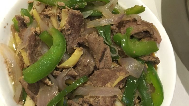 青椒炒牛肉,锅热后放油，我先把牛肉断生，盛出来。在另起油锅煸<a style='color:red;display:inline-block;' href='/shicai/ 61'>青椒</a>和<a style='color:red;display:inline-block;' href='/shicai/ 29'>洋葱</a>，最后放入牛肉炒两下就起锅（因为牛肉很容易就会老）。