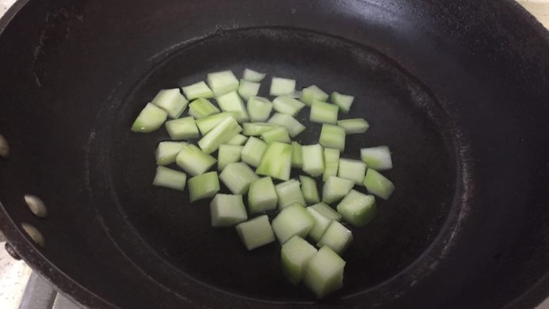 腰果芥蓝,芥蓝开水锅中焯水捞出。