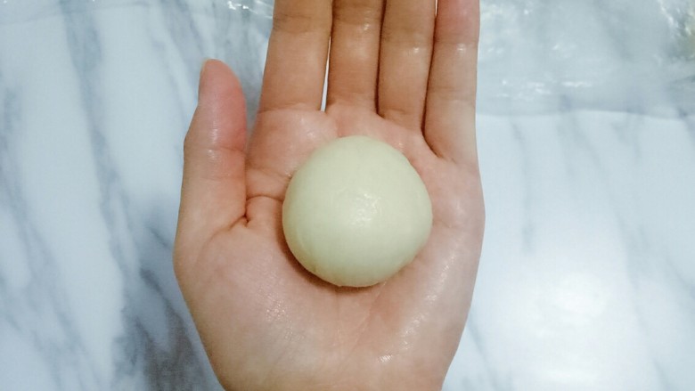 蛋黄酥,收口包圆,依次完成