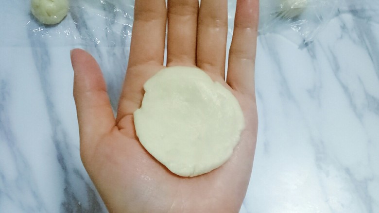 蛋黄酥,取油皮一份,揉圆,按扁