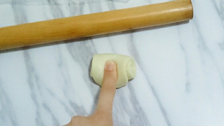 蛋黄酥,松弛好的面团,用手指在中间压出一个痕迹
