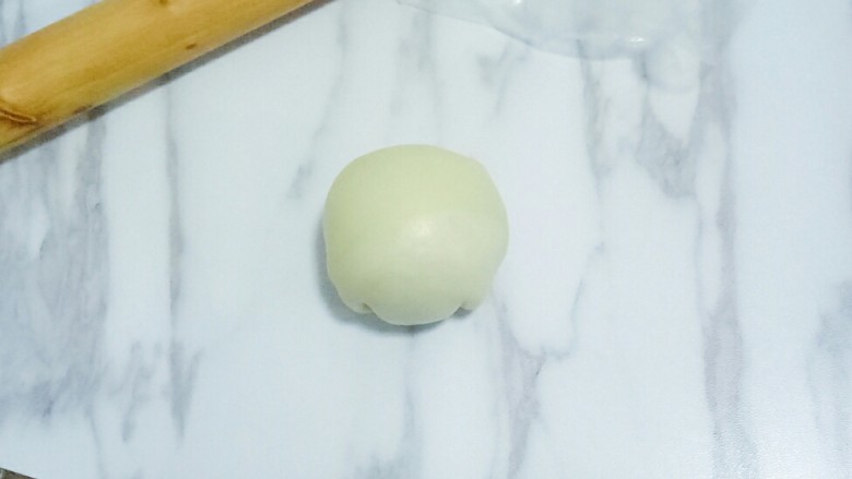 蛋黄酥,收紧口,收口朝下,依次全部包好