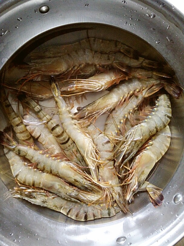 酱香草虾,剪掉虾须,挑去虾线